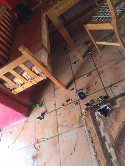Man beseer in restaurant-rooftog